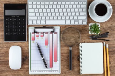 Masanın üzerinde hafif bir arka plan iş öğeleri görüntülemek en baştan