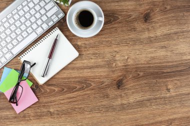 Masanın üzerinde hafif bir arka plan iş öğeleri görüntülemek en baştan