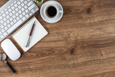 Masanın üzerinde hafif bir arka plan iş öğeleri görüntülemek en baştan