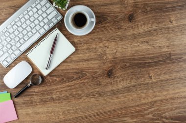 Masanın üzerinde hafif bir arka plan iş öğeleri görüntülemek en baştan