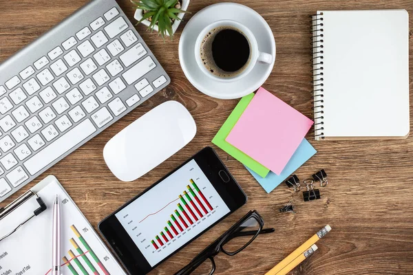 Masanın üzerinde hafif bir arka plan iş öğeleri görüntülemek en baştan