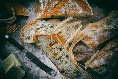 Ekmek ürünleri masadaki kompozisyonda 