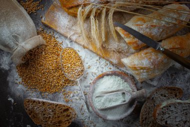 Ekmek ürünleri masadaki kompozisyonda 