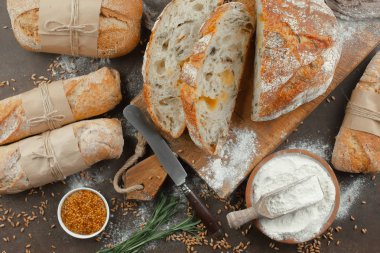 Ekmek ürünleri masadaki kompozisyonda 