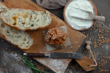 Ekmek ürünleri masadaki kompozisyonda 