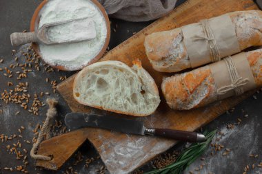 Ekmek ürünleri masadaki kompozisyonda 