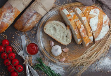 Ekmek ürünleri masadaki kompozisyonda 