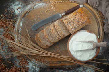 Ekmek ürünleri masadaki kompozisyonda 