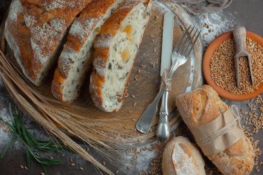 Ekmek ürünleri masadaki kompozisyonda 