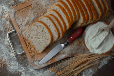 Ekmek ürünleri masadaki kompozisyonda 