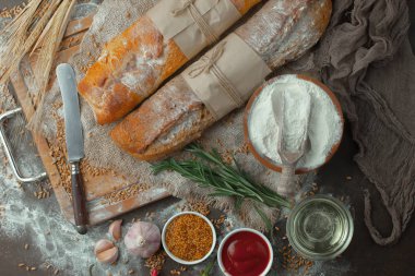 Ekmek ürünleri masadaki kompozisyonda 