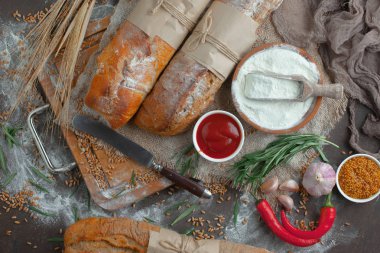 Ekmek ürünleri masadaki kompozisyonda 