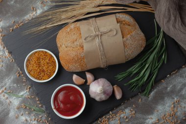 Ekmek ürünleri masadaki kompozisyonda 