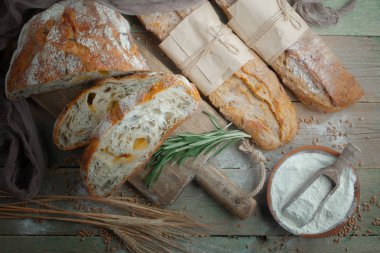 Ekmek ürünleri masadaki kompozisyonda 