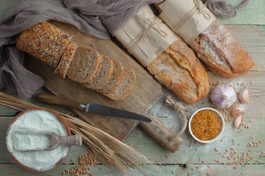Ekmek ürünleri masadaki kompozisyonda 