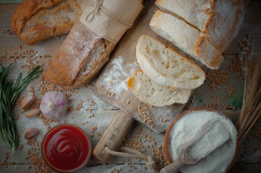 Ekmek ürünleri masadaki kompozisyonda 