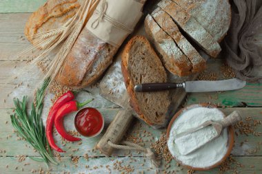 Ekmek ürünleri masadaki kompozisyonda 