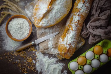 Ekmek ürünleri masadaki kompozisyonda 