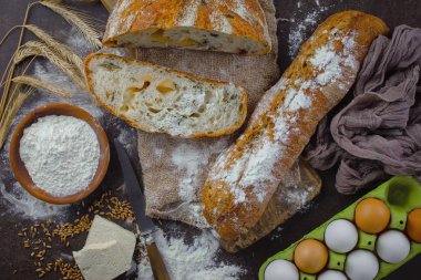 Ekmek ürünleri masadaki kompozisyonda 