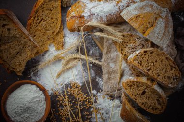 Ekmek ürünleri masadaki kompozisyonda 