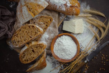 Ekmek ürünleri masadaki kompozisyonda 