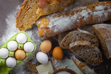 Ekmek ürünleri masadaki kompozisyonda 