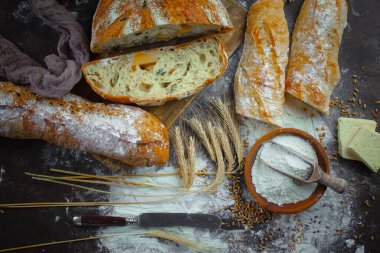 Ekmek ürünleri masadaki kompozisyonda 