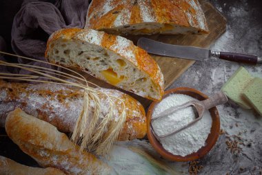 Ekmek ürünleri masadaki kompozisyonda 