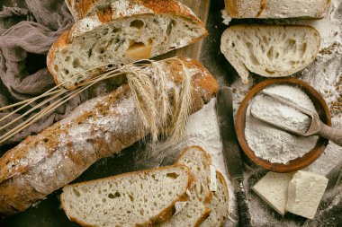 Ekmek ürünleri masadaki kompozisyonda 