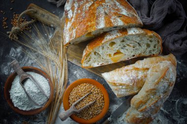 Ekmek ürünleri masadaki kompozisyonda 