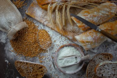 Ekmek ürünleri masadaki kompozisyonda 