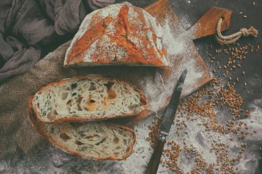 Ekmek ürünleri masadaki kompozisyonda 