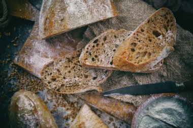 Ekmek ürünleri masadaki kompozisyonda 