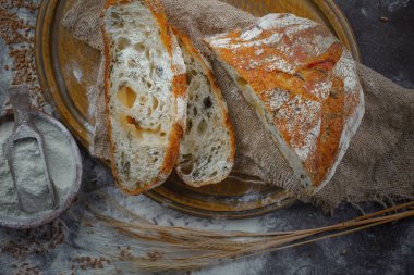 Ekmek ürünleri masadaki kompozisyonda 