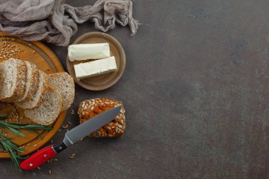 Ekmek ürünleri masadaki kompozisyonda 