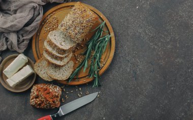 Ekmek ürünleri masadaki kompozisyonda 