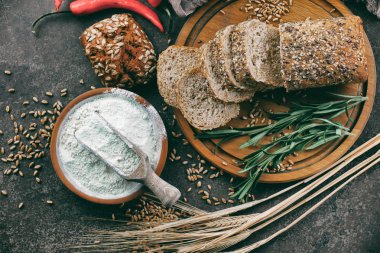 Ekmek ürünleri masadaki kompozisyonda 