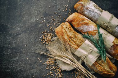 Ekmek ürünleri masadaki kompozisyonda 