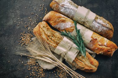 Ekmek ürünleri masadaki kompozisyonda 