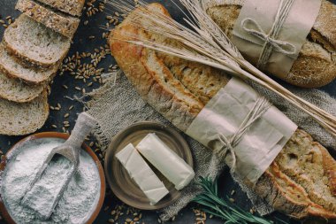 Ekmek ürünleri masadaki kompozisyonda 