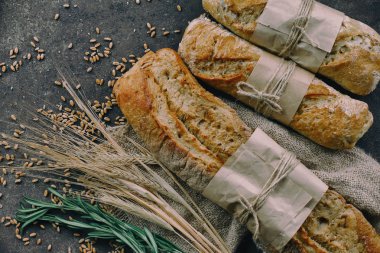 Ekmek ürünleri masadaki kompozisyonda 