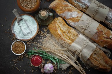 Ekmek ürünleri masadaki kompozisyonda 