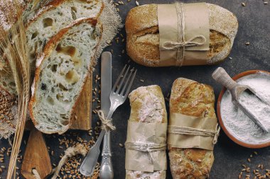 Ekmek ürünleri masadaki kompozisyonda 