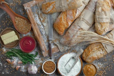 Ekmek ürünleri masadaki kompozisyonda 