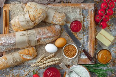 Ekmek ürünleri masadaki kompozisyonda 