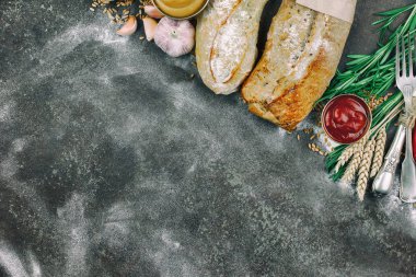 Ekmek ürünleri masadaki kompozisyonda 