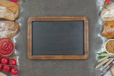 Ekmek ürünleri masadaki kompozisyonda 