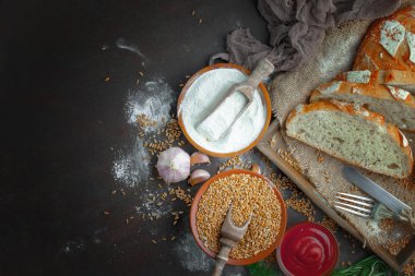 Ekmek ürünleri masadaki kompozisyonda 