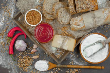 Ekmek ürünleri masadaki kompozisyonda 