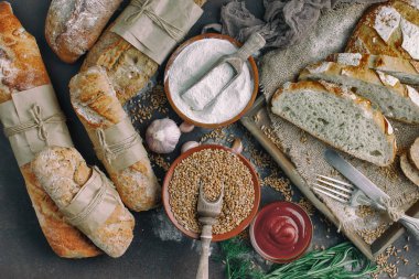 Ekmek ürünleri masadaki kompozisyonda 